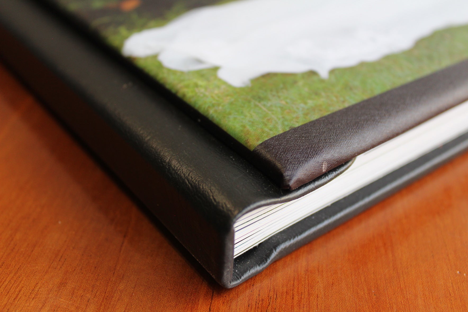 Fotiolibro con madera detras y
