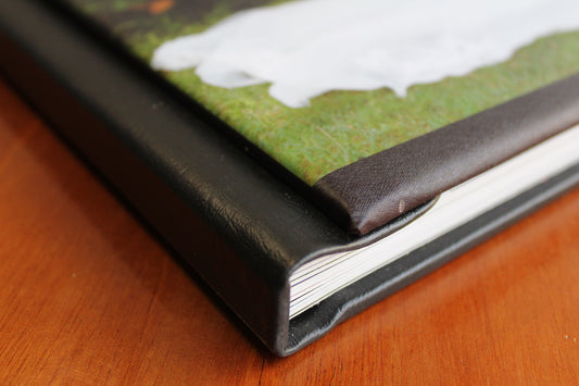 Fotiolibro con madera detras y